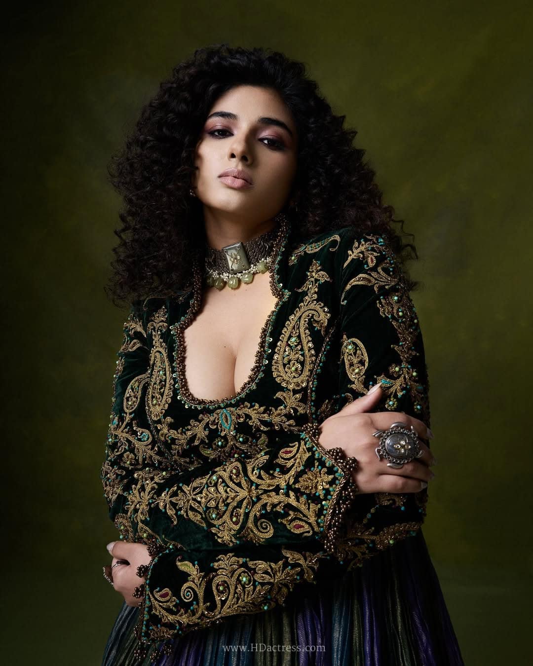 From Traditional to Bold: Pragya Nagra Mesmerizes Fans in Sizzling Deep-Cut Outfit