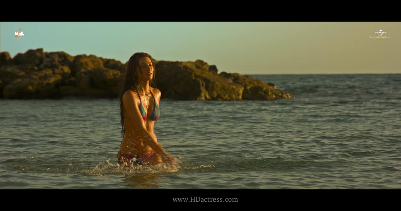 Kriti Sanon hot cocktail 2 movie scene behind the scenes picture