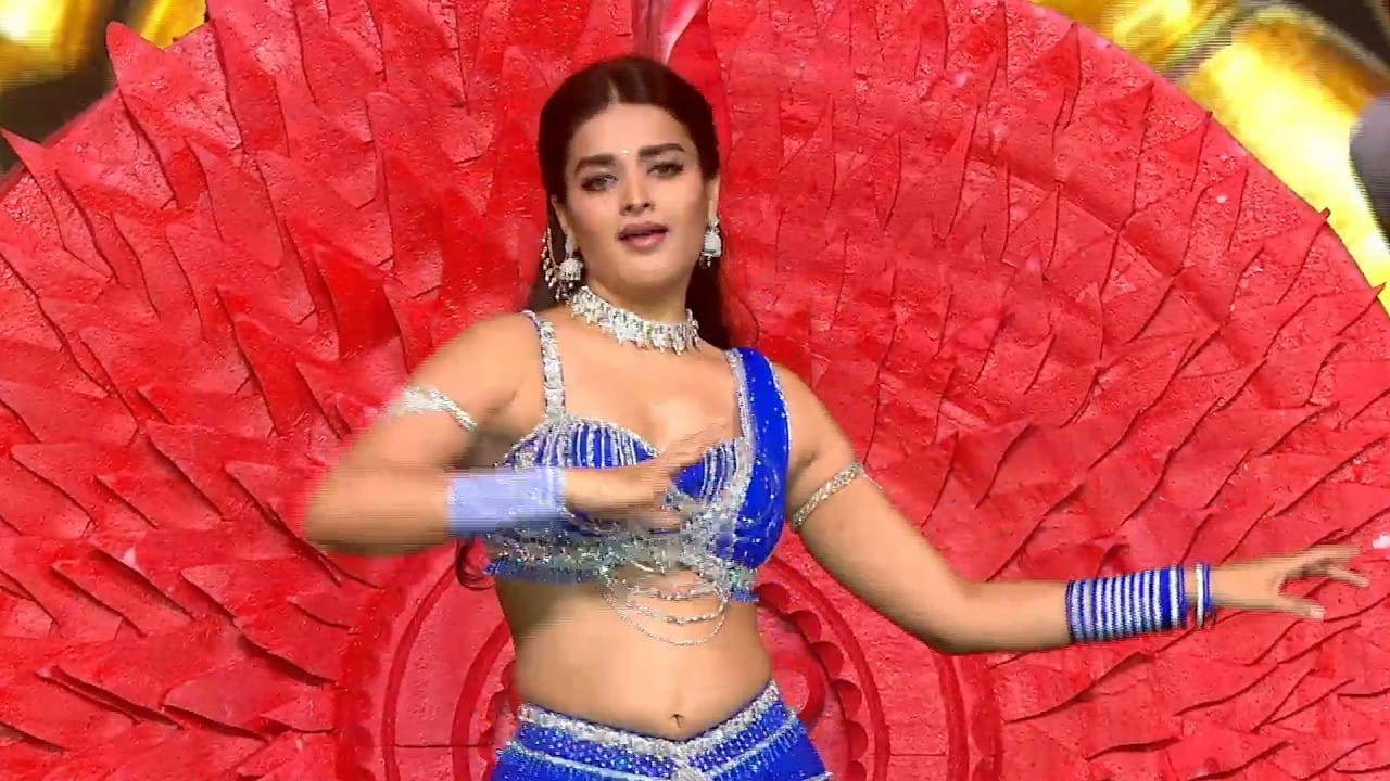 Nidhhi Agarwal’s Stunning Dance @ Awards Show Photos Go Viral Overnight