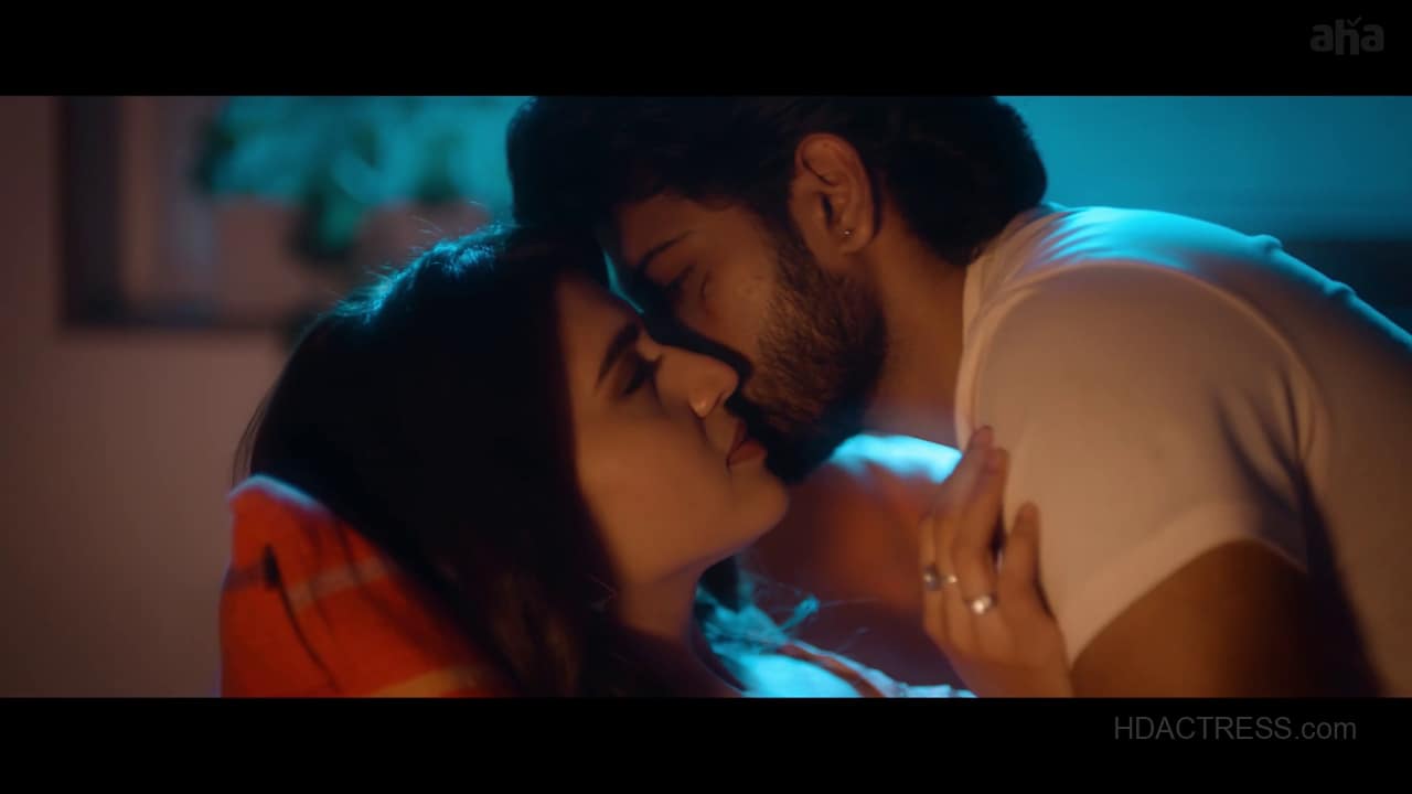 Chitra Shukla’s Sensual Saree Look – A Visual Treat From Thellavarithe
