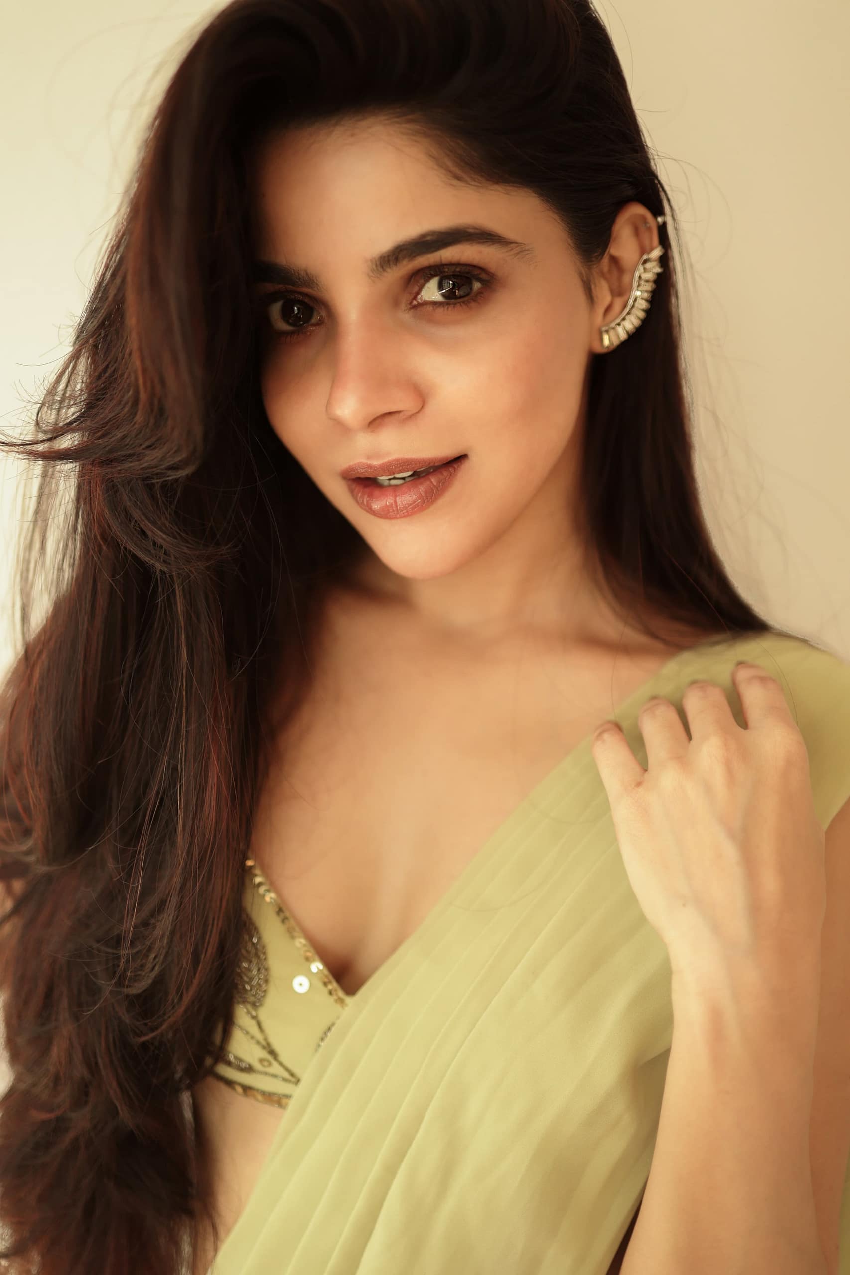 Actress Divya Bharathi (2730×4096) UHD 4K Wallpapers