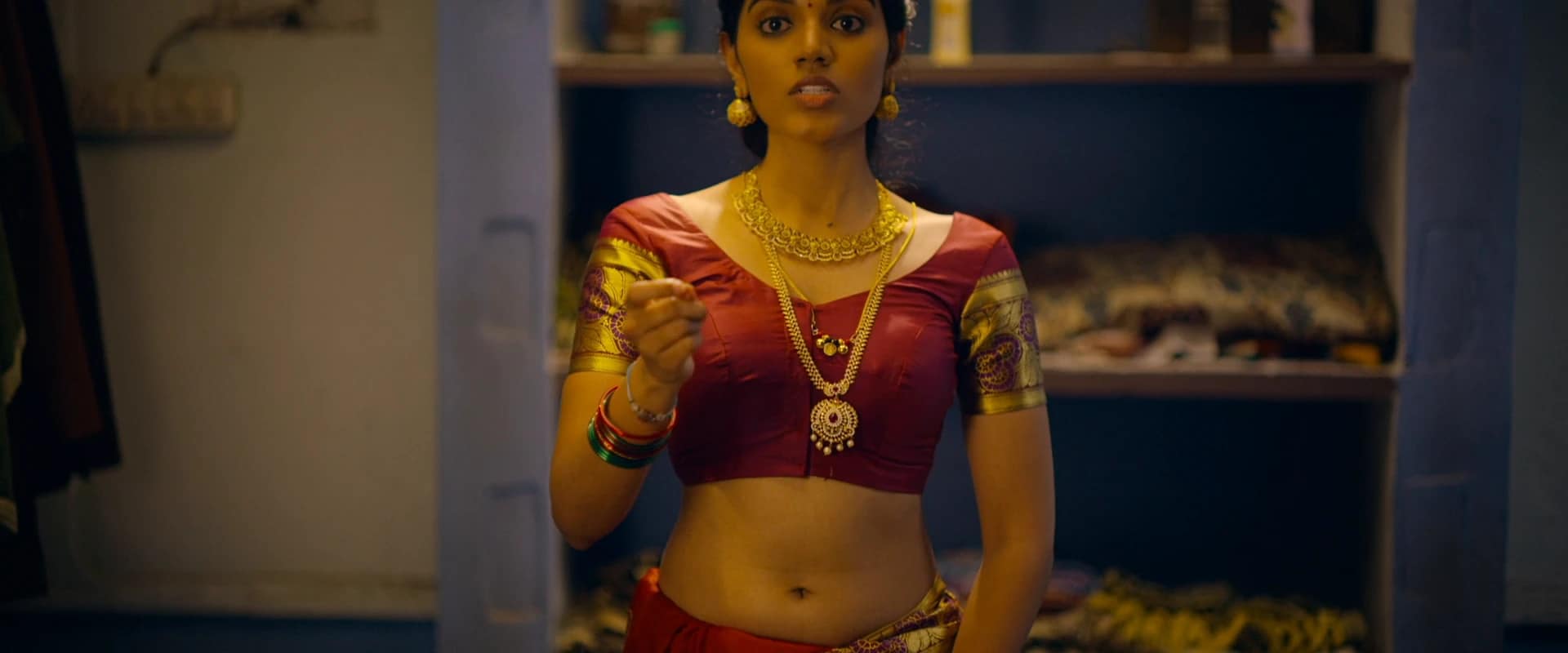 Gayathri Ramana Flaunts Her Toned Navel in a Sizzling New Movie Avatar