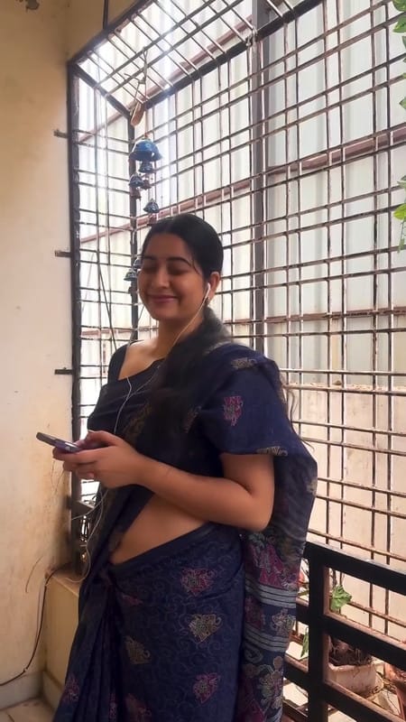 Ksudha sexy big deep navel hole in blue saree mp4 snapshot 00 05 583