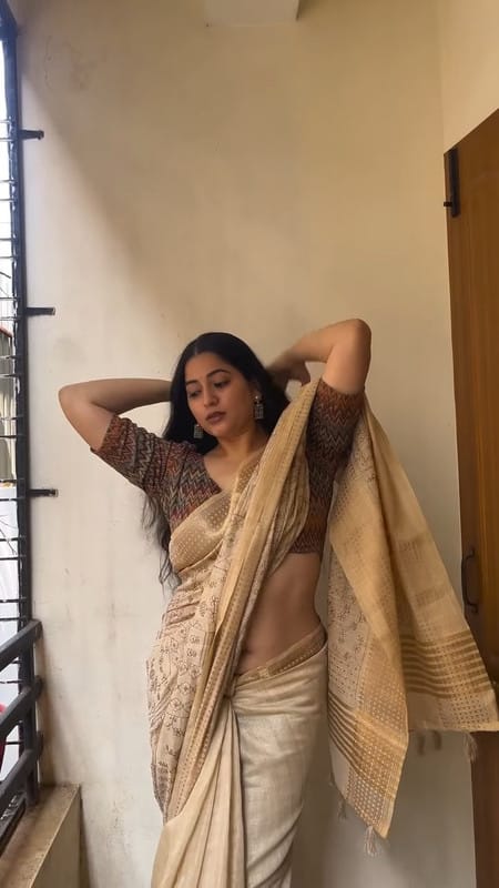 [Image: Ksudha-Sexy-Big-Deep-Navel-Holein-golden...15-541.jpg]