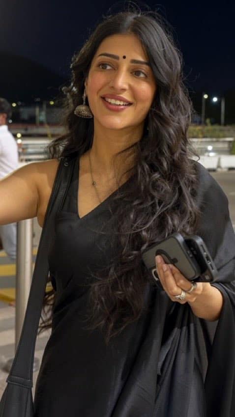 Stunning F09fa4a9 Shruti Haasan Snapped At Airport In Beautiful Black Sareee29ca8f09f96a4 Shruti Shrutihaasan