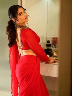 Prisha singh flaunts her curves gracefully