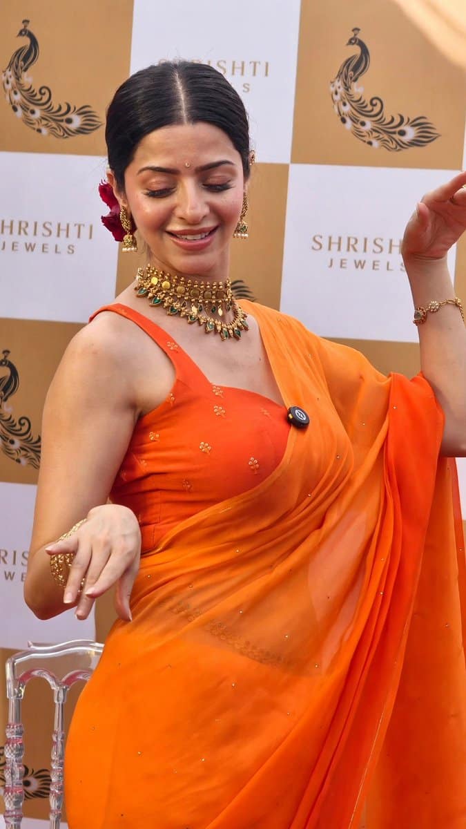 Vedhika did some cute moves when she went for a Jewellery store launch at Kochi. ❤️ #Vedhika