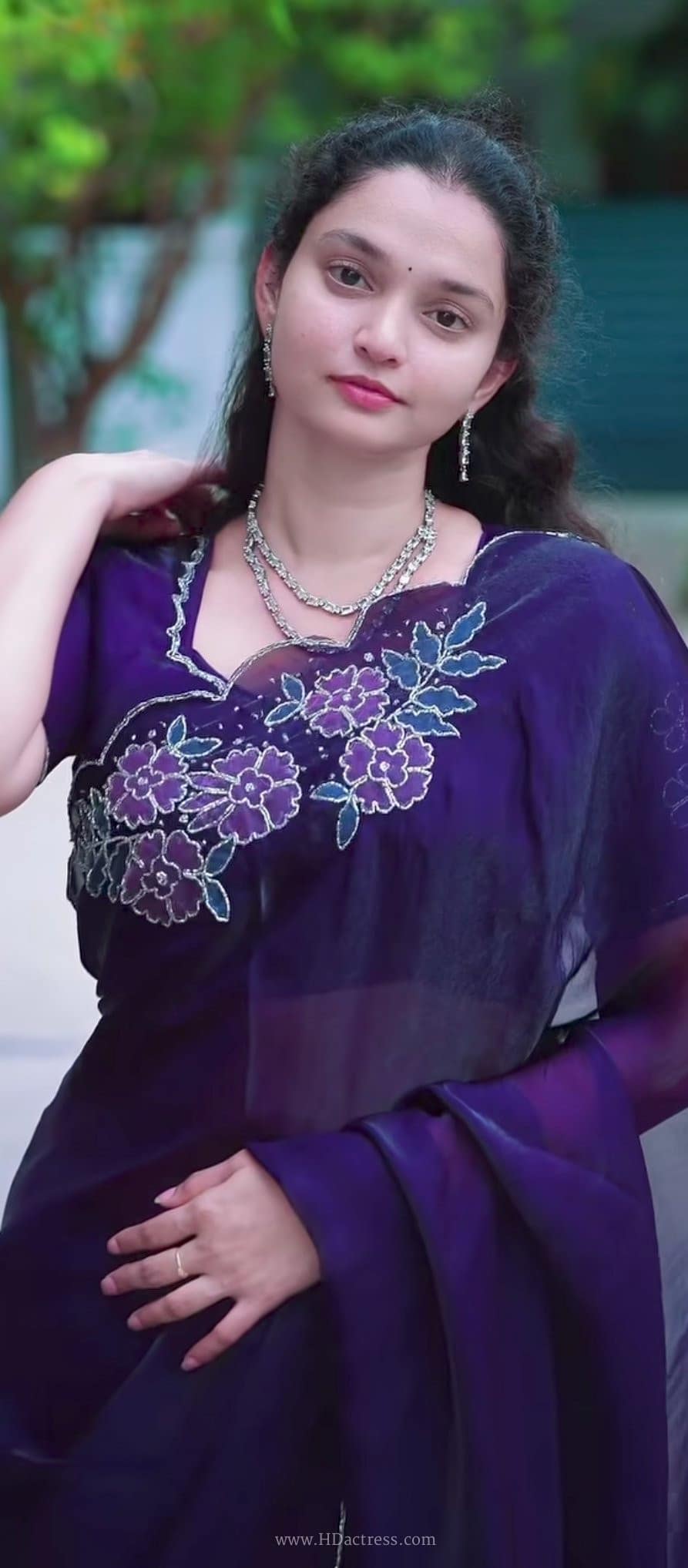 Alekhya Chitti Pickles Fame Suma Kancharla Stuns Fans with Gorgeous Curvy Saree Transformation