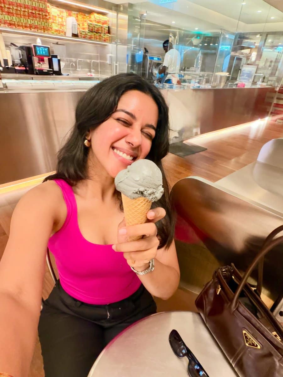 Mirnalini shares one selfie for the Icecream love. ♥️#MirnaliniRavi